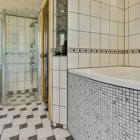 Three-bedroom Holiday In * Hals