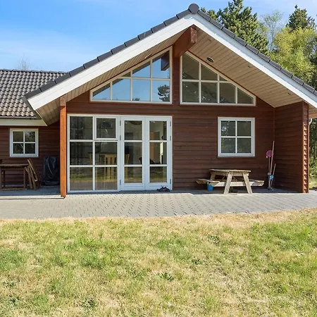 펜션 Three-bedroom Holiday In *